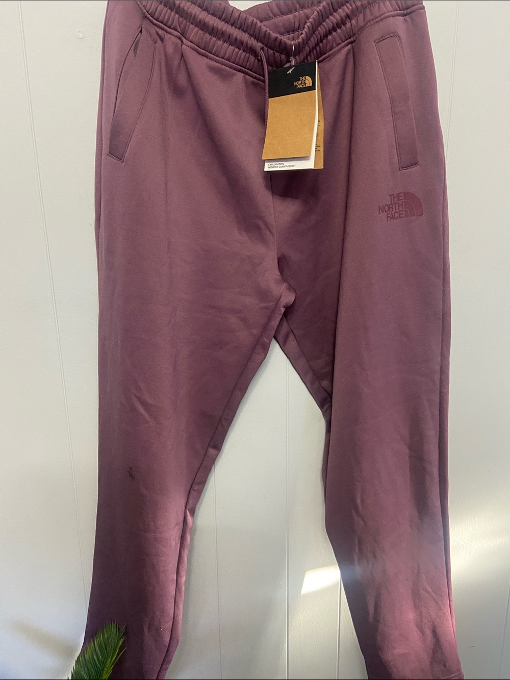 NWT The North Face Dusty Plum Jogger Sweatpants. Size Large. Defect